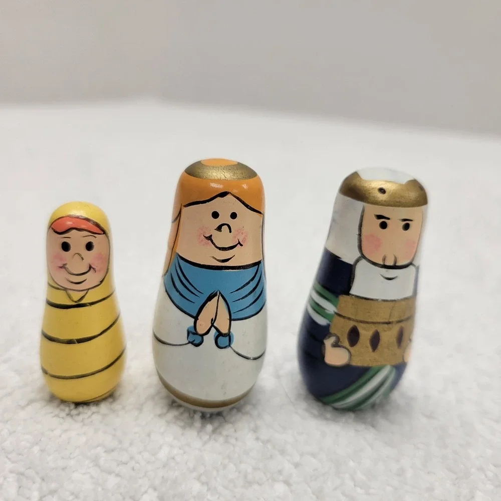 Wooden Minature Nativity Barn w/ 10‎ nesting figurines